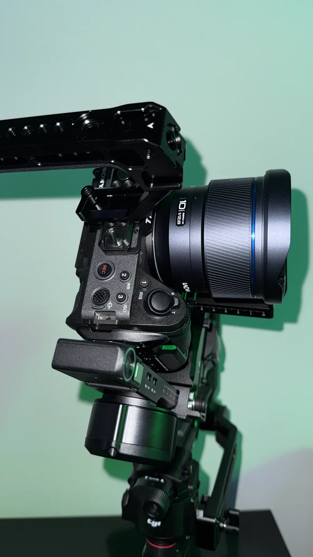Sony FX3 de NASSER FILMS con el Laowa 10mm sobre estabilizador DJI, bajo luz verde